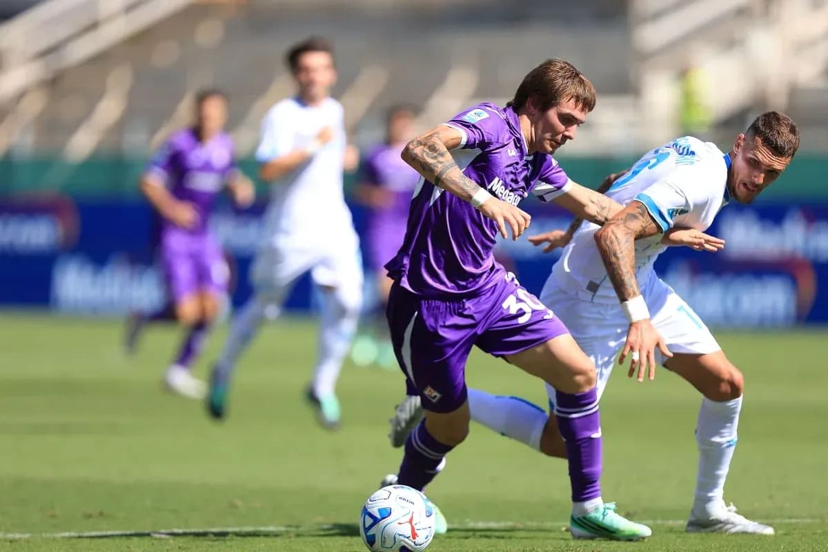Un joueur de la Fiorentina dribble sous pression Un joueur de la Fiorentina dribble sous pression
