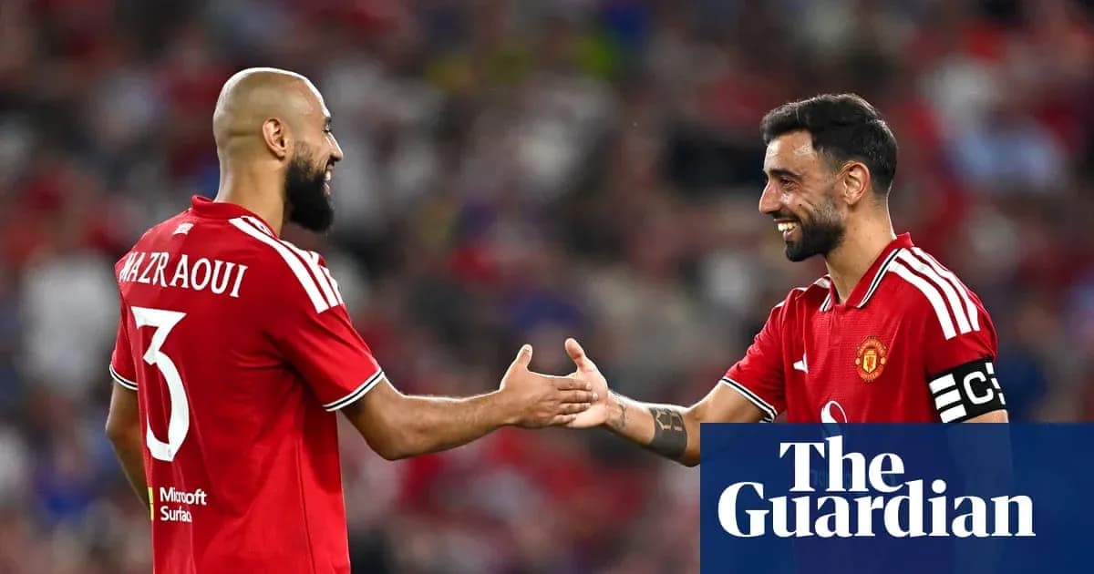 Deux joueurs de Manchester United se serrent la main Deux joueurs de Manchester United se serrent la main
