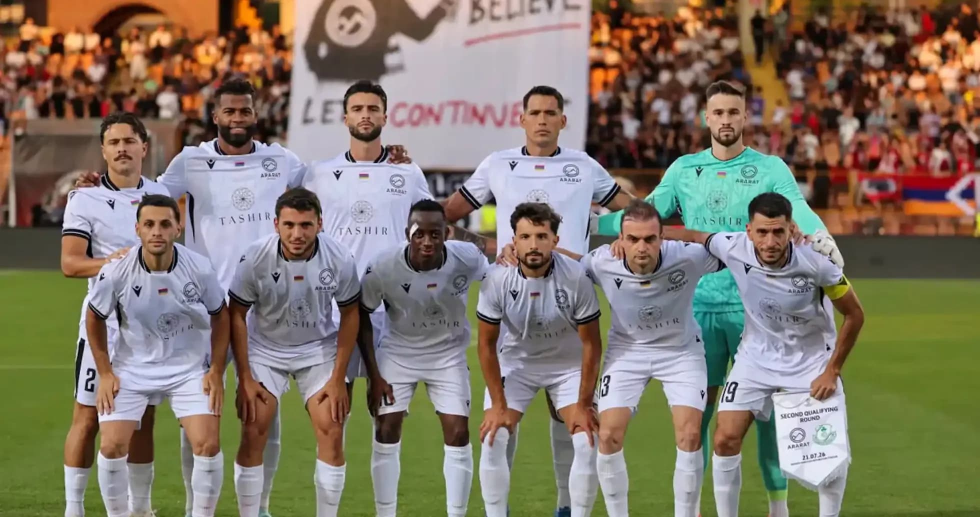 Équipe d'Ararat-Armenia avant un match Équipe d'Ararat-Armenia avant un match