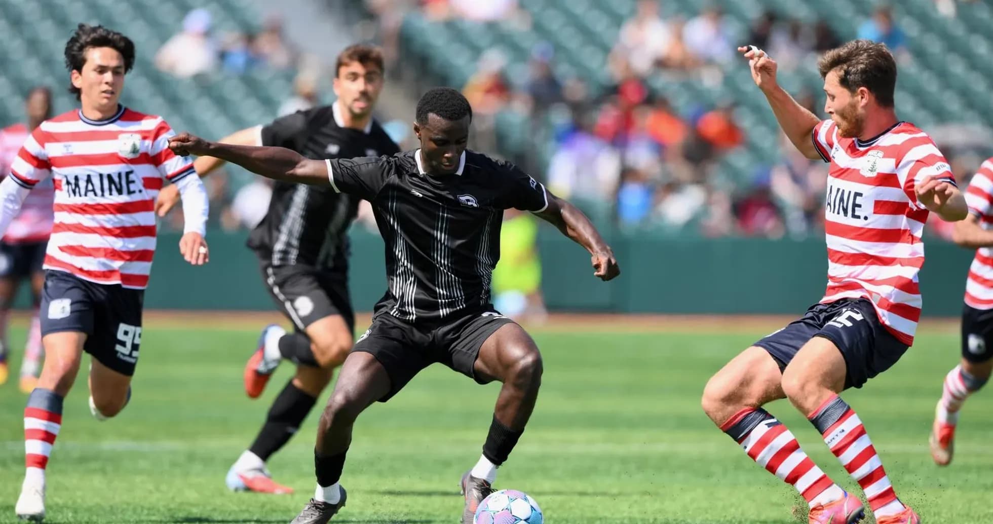 Joueurs en action lors du match de football Joueurs en action lors du match de football