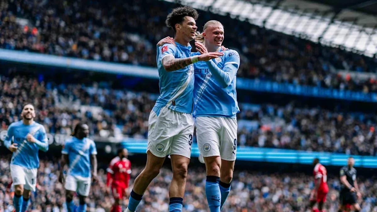 Joueurs de Manchester City célébrant un but au stade Joueurs de Manchester City célébrant un but au stade