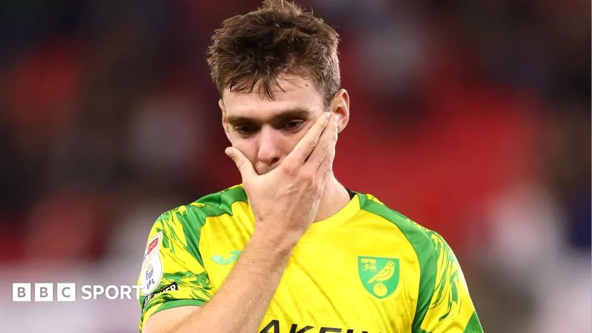 Joueur de Norwich City touchant son visage après le match Joueur de Norwich City touchant son visage après le match