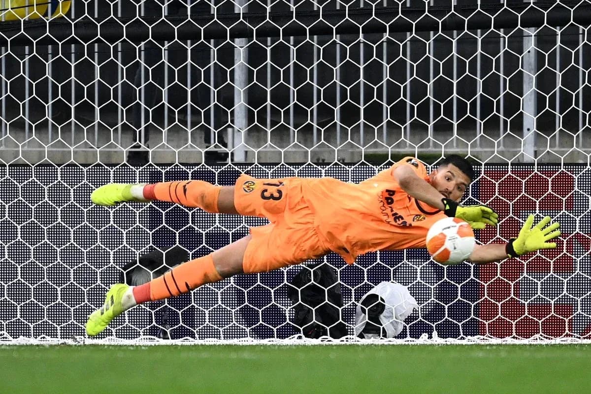Gardien plongeant pour arrêter un penalty Gardien plongeant pour arrêter un penalty