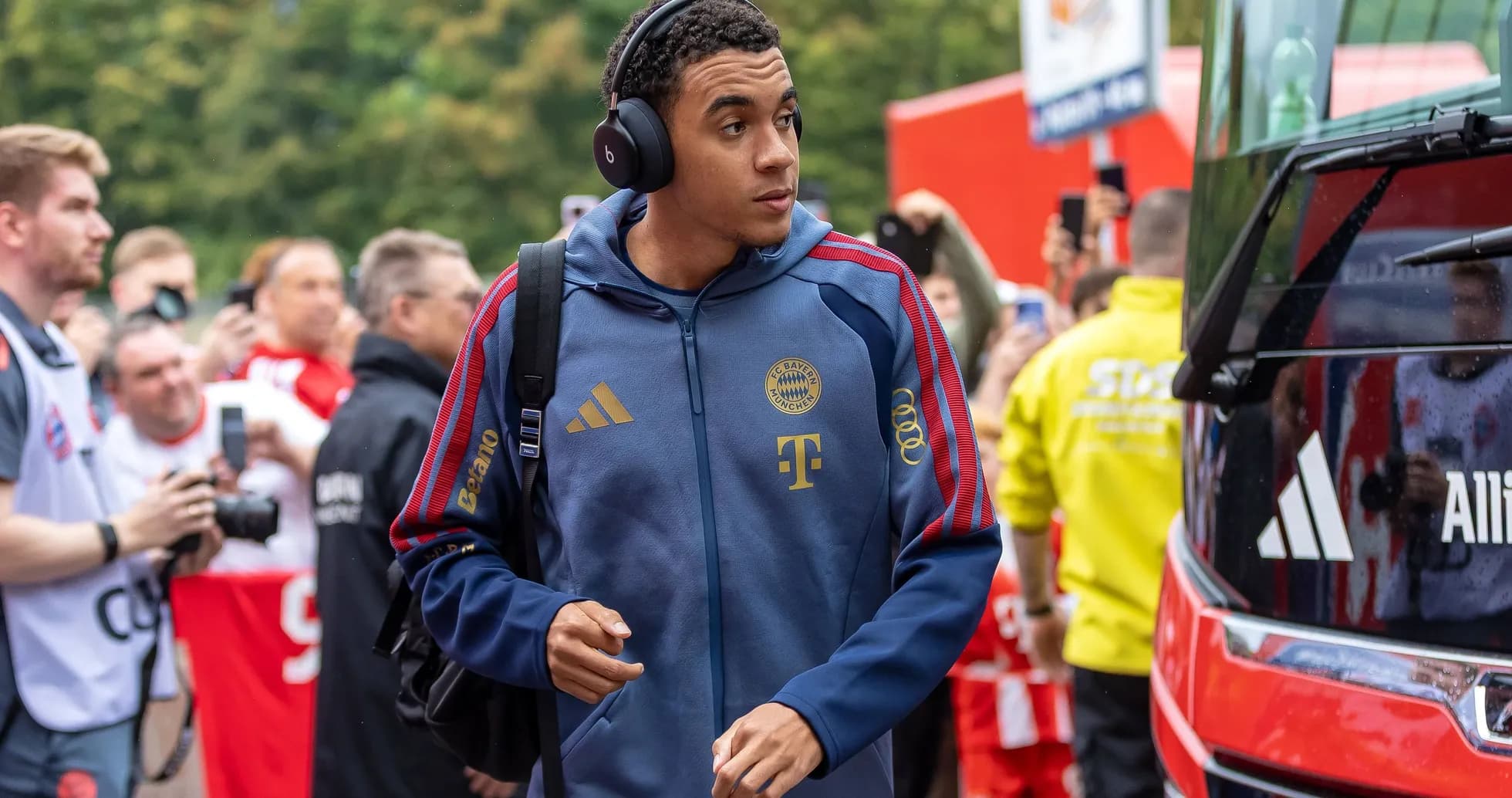 Joueur de Bayern Munich arrivant au stade Joueur de Bayern Munich arrivant au stade