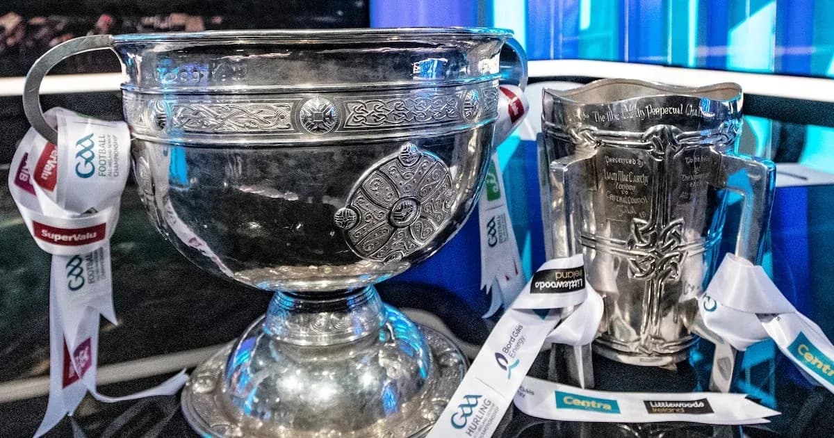 Trophées de football et de hurling exposés ensemble Trophées de football et de hurling exposés ensemble