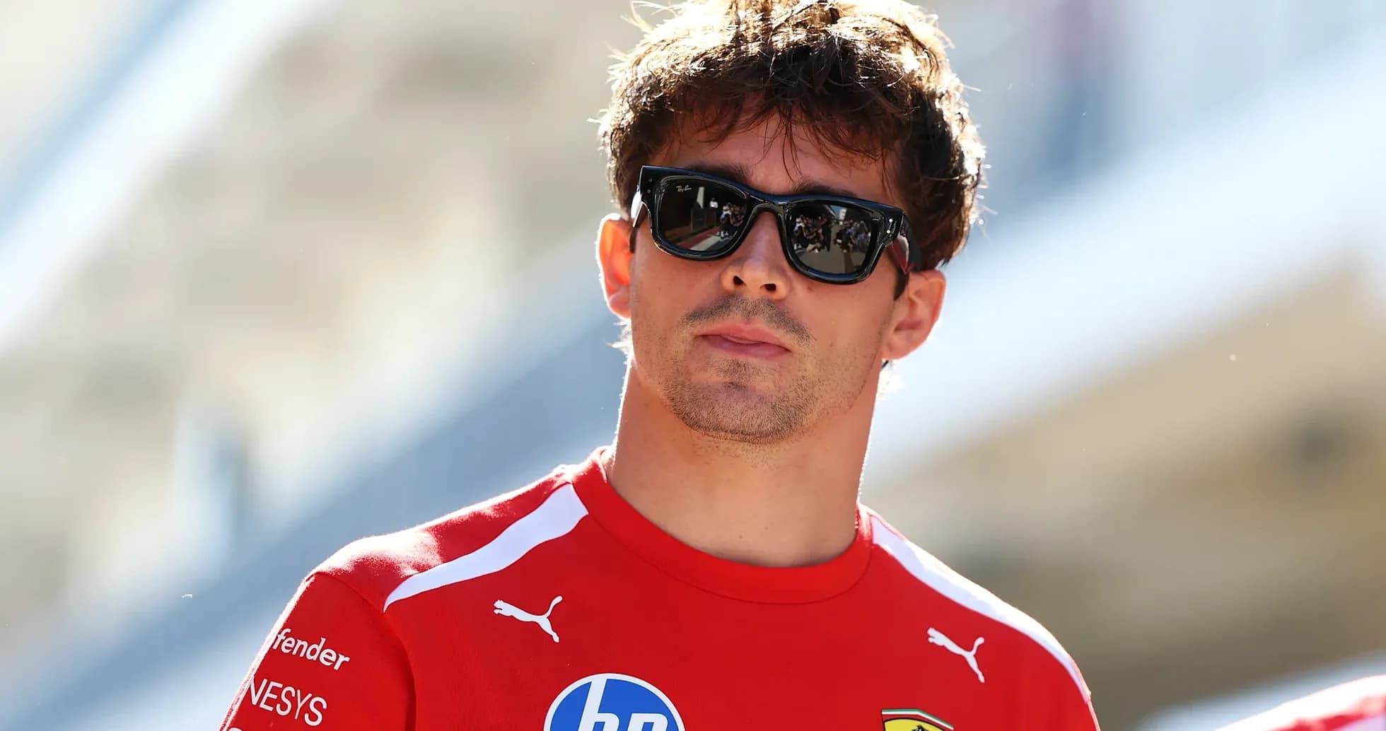 Pilote de F1 en tenue Ferrari avec lunettes de soleil Pilote de F1 en tenue Ferrari avec lunettes de soleil
