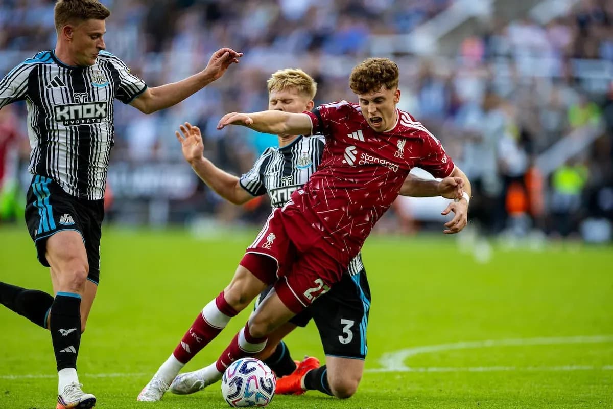 Un joueur de Liverpool en action contre Newcastle Un joueur de Liverpool en action contre Newcastle