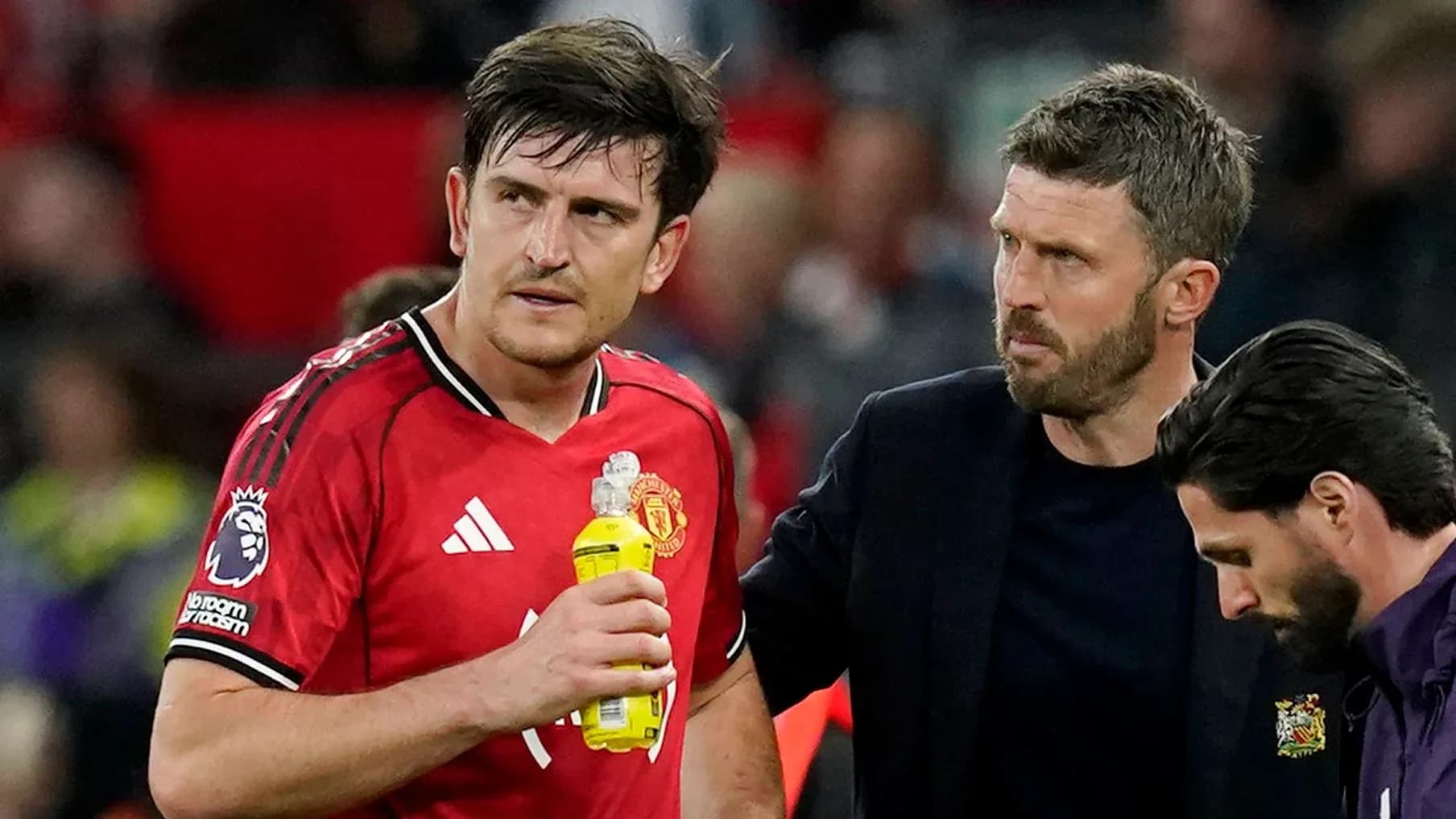 Joueur de Manchester United avec entraîneur sur le terrain Joueur de Manchester United avec entraîneur sur le terrain