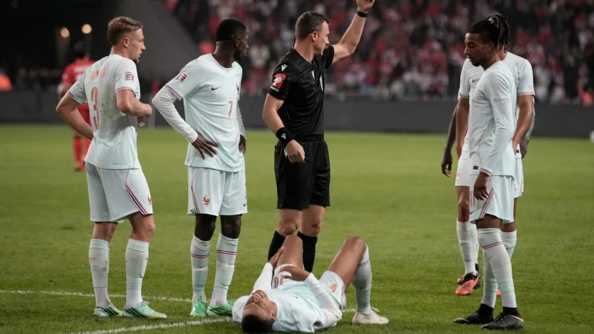 Joueurs français autour d'un arbitre, joueur au sol Joueurs français autour d'un arbitre, joueur au sol
