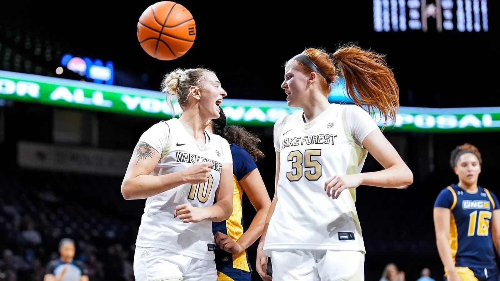 Joueuses de Wake Forest célébrant un panier marqué Joueuses de Wake Forest célébrant un panier marqué