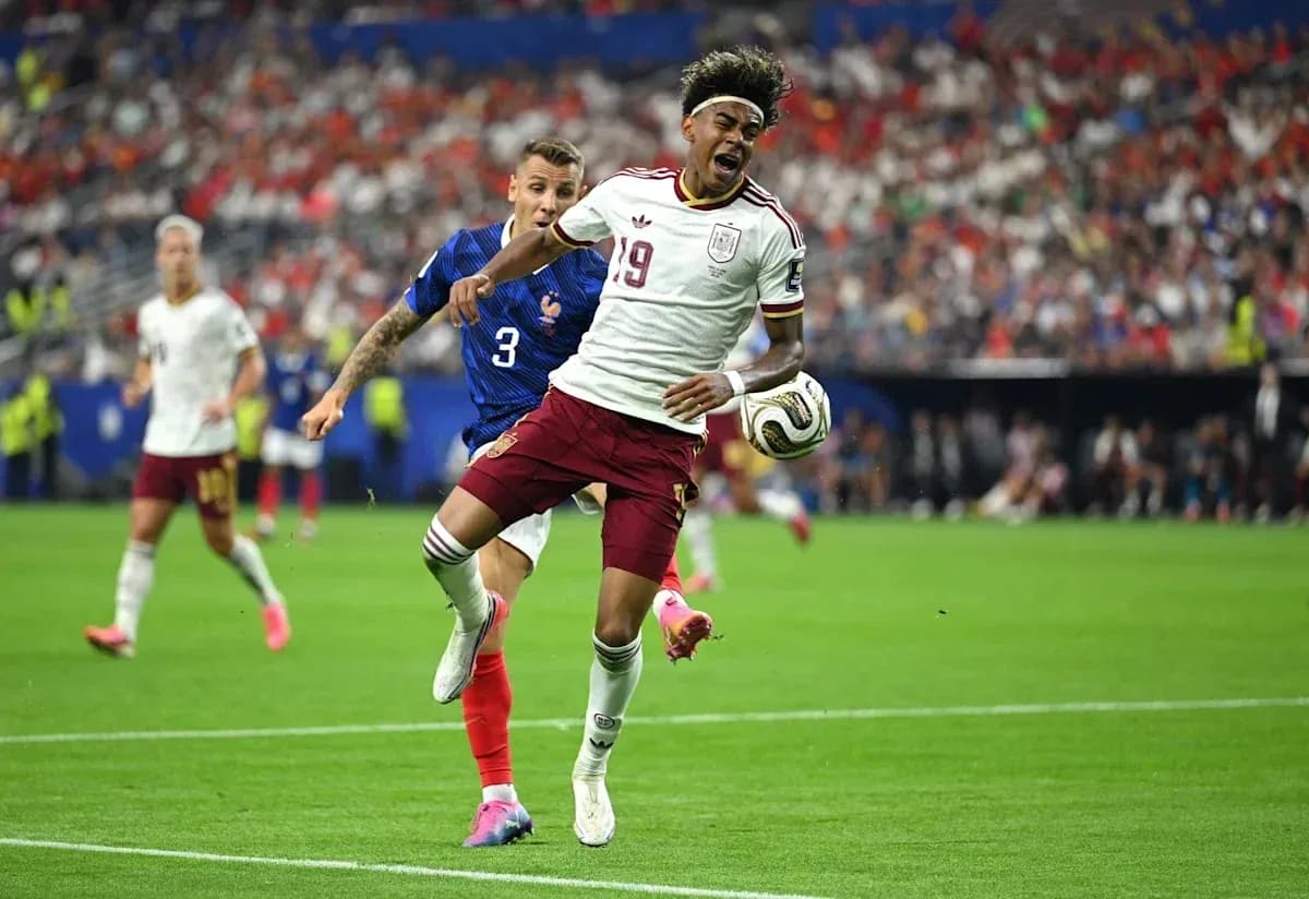 Joueur espagnol dribblant face à un défenseur français Joueur espagnol dribblant face à un défenseur français