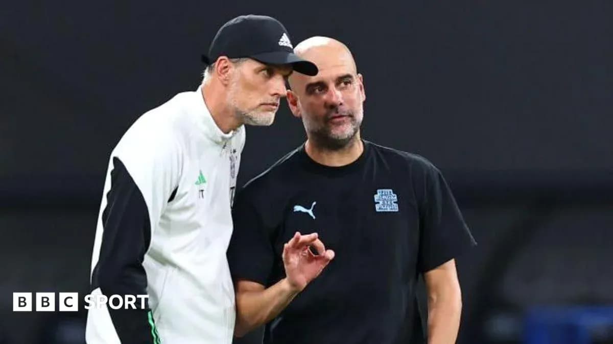 Deux entraîneurs discutant avant un match Deux entraîneurs discutant avant un match