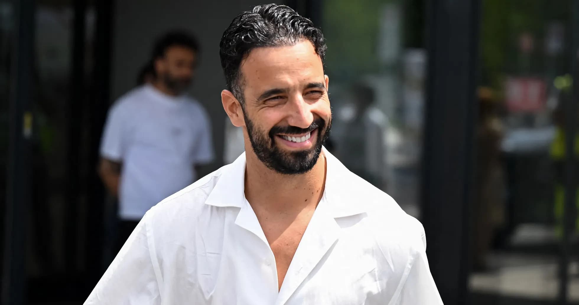 Homme souriant portant une chemise blanche à l'extérieur Homme souriant portant une chemise blanche à l'extérieur