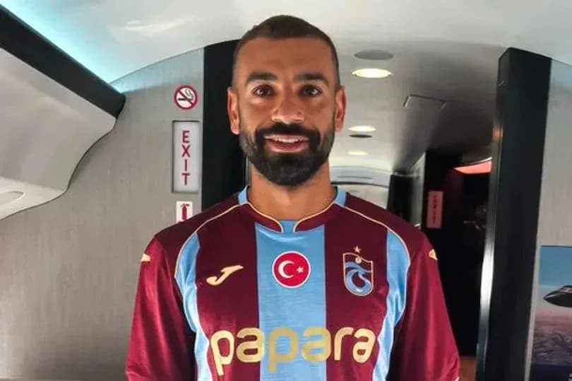 Joueur portant le maillot de Trabzonspor dans l'avion Joueur portant le maillot de Trabzonspor dans l'avion