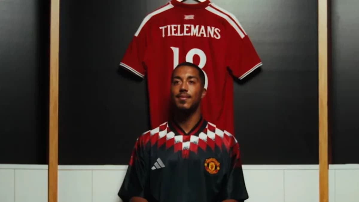 Joueur portant un maillot devant un maillot rouge Joueur portant un maillot devant un maillot rouge