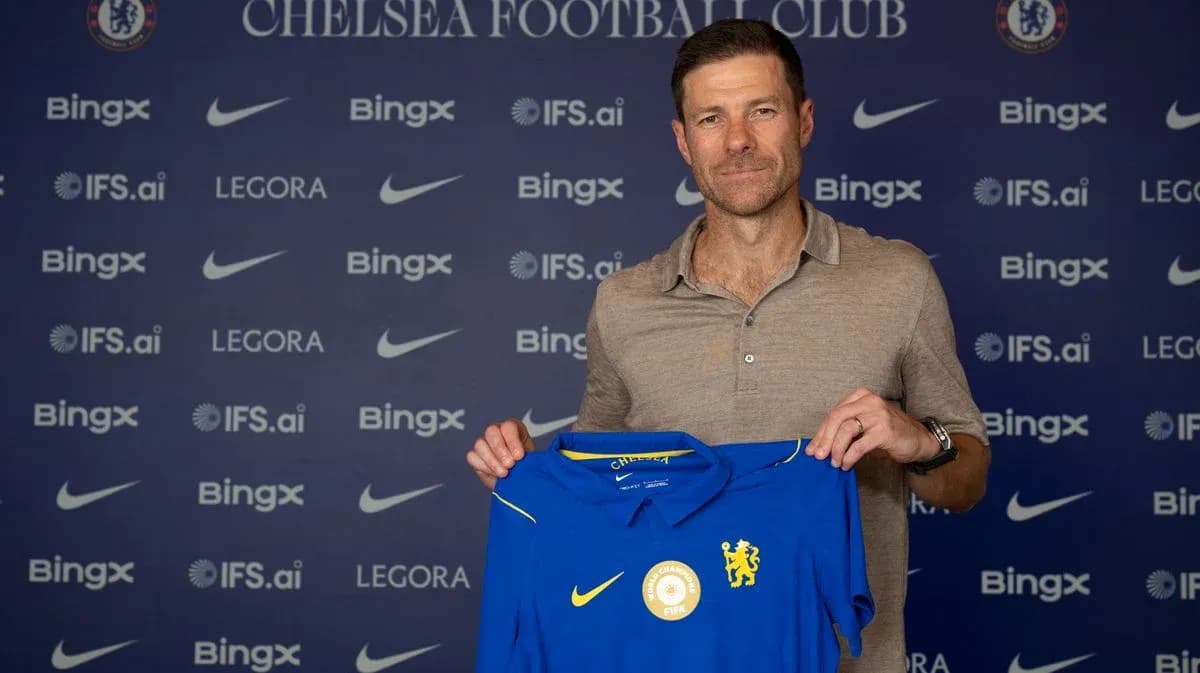 Nouvel entraîneur présentant le maillot de Chelsea FC Nouvel entraîneur présentant le maillot de Chelsea FC