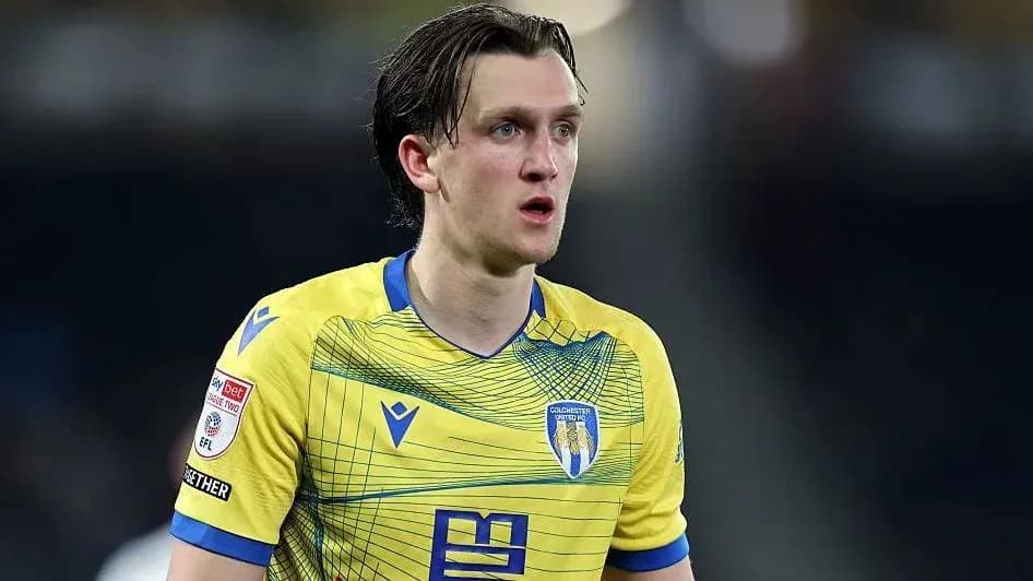 Joueur en maillot jaune de Colchester United sur le terrain Joueur en maillot jaune de Colchester United sur le terrain