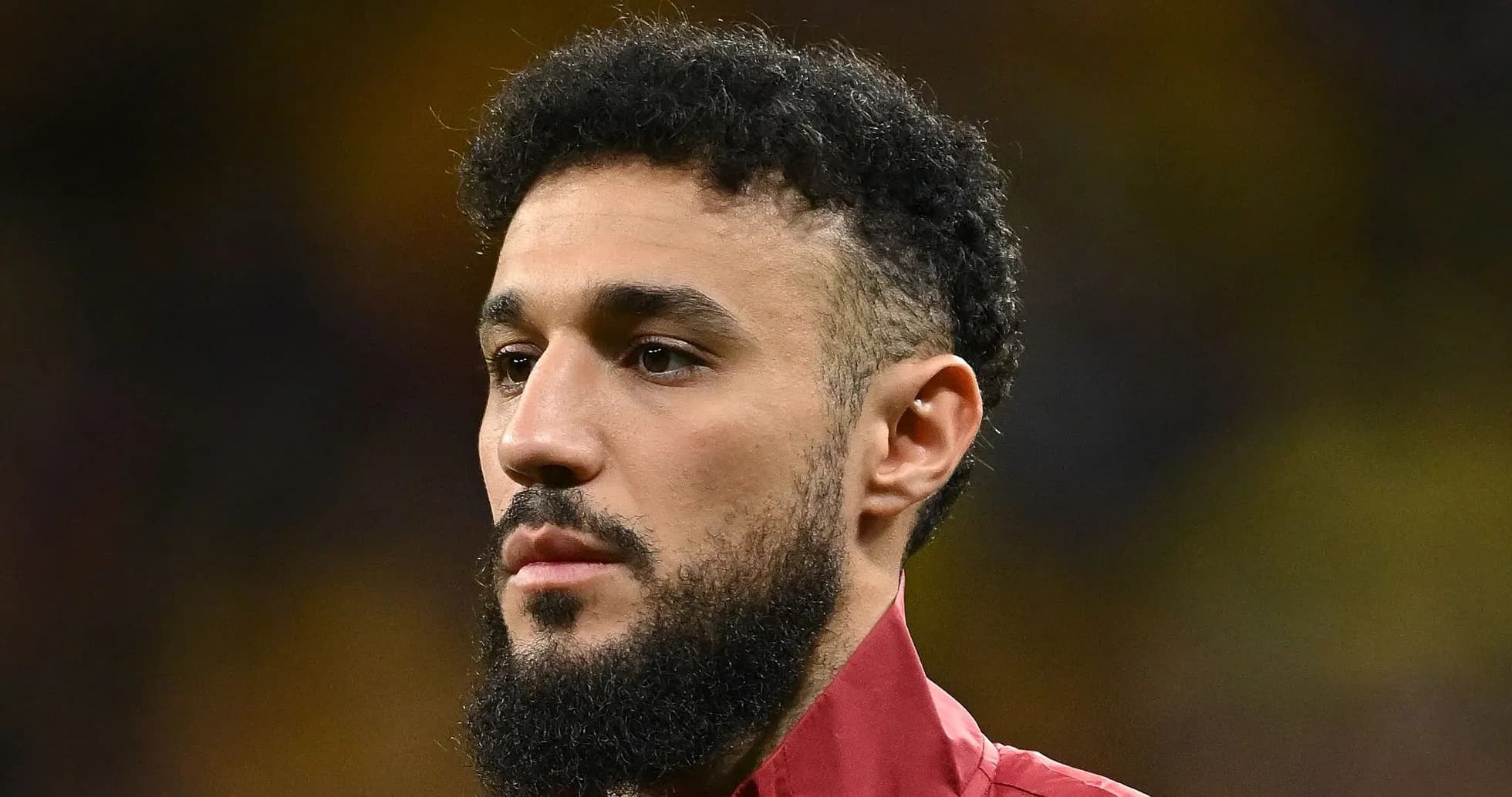 Joueur en tenue de match, regard sérieux Joueur en tenue de match, regard sérieux