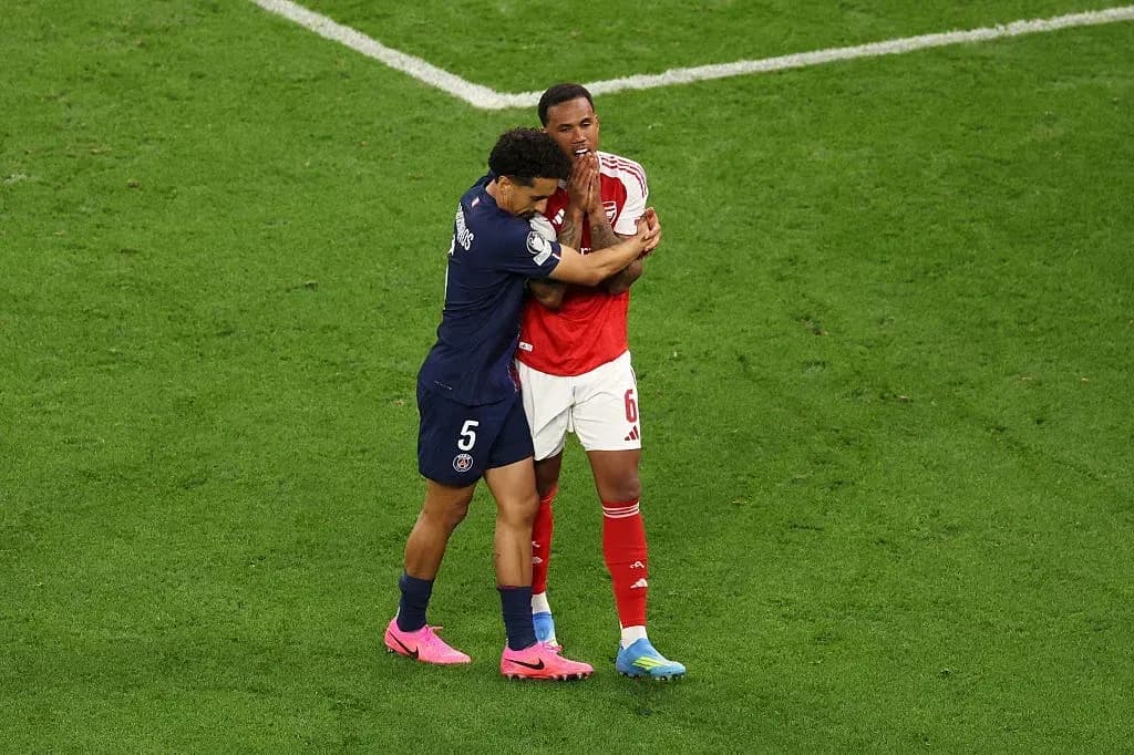 Joueurs de football se réconfortant sur le terrain Joueurs de football se réconfortant sur le terrain