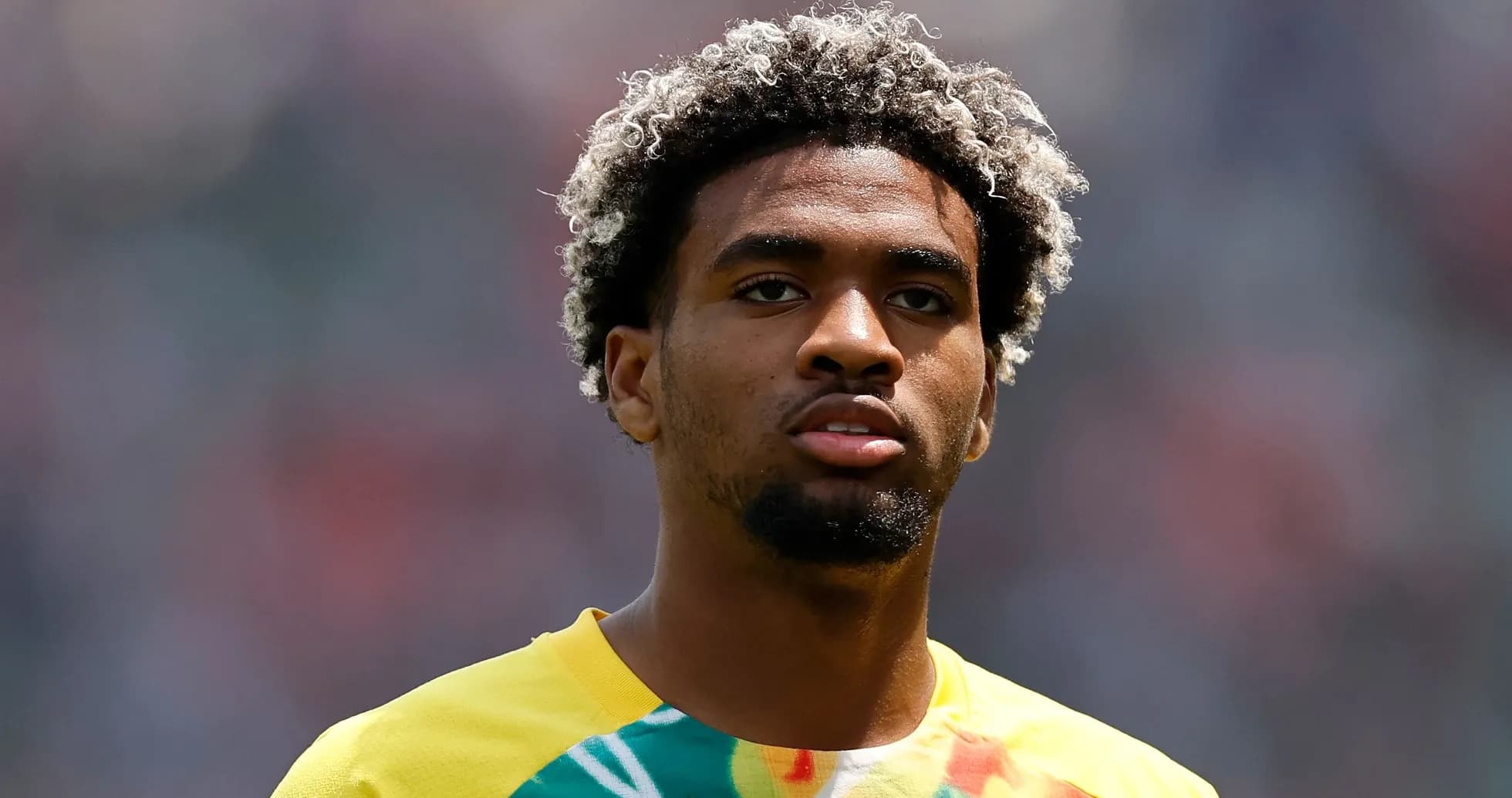Joueur en maillot jaune sur le terrain avant le match Joueur en maillot jaune sur le terrain avant le match
