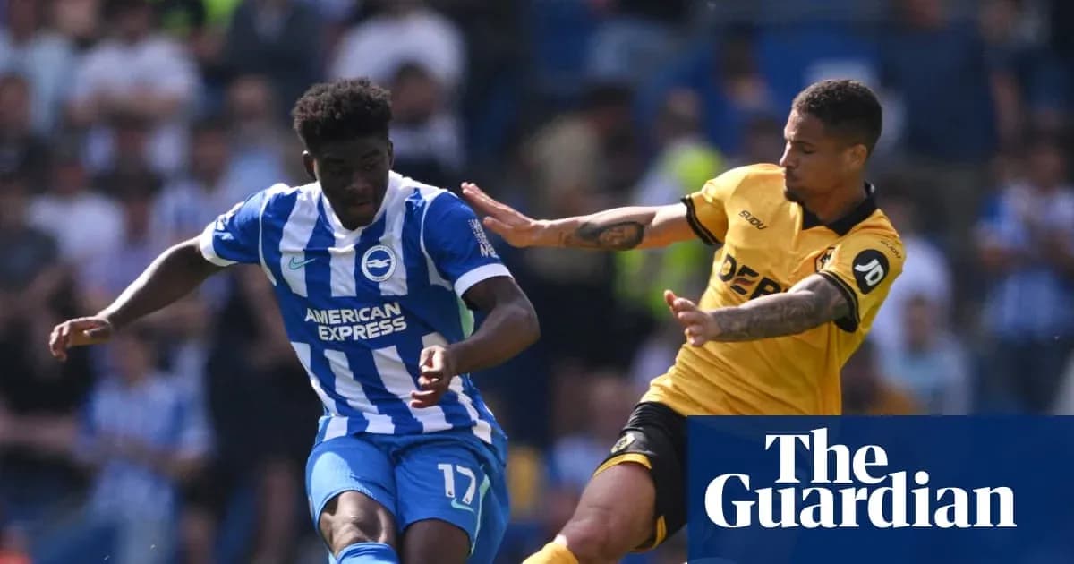 Joueur de Brighton dribblant un adversaire de Wolverhampton Joueur de Brighton dribblant un adversaire de Wolverhampton
