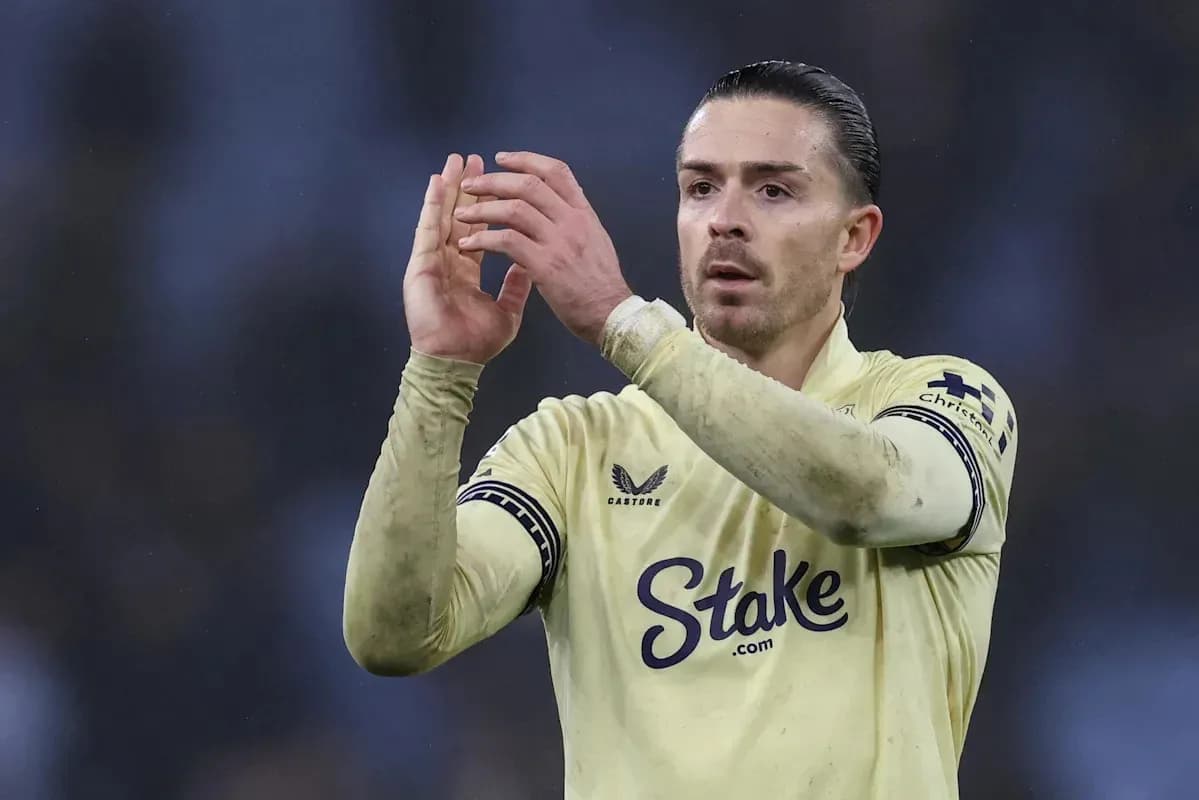 Joueur applaudissant avec maillot jaune sur le terrain Joueur applaudissant avec maillot jaune sur le terrain