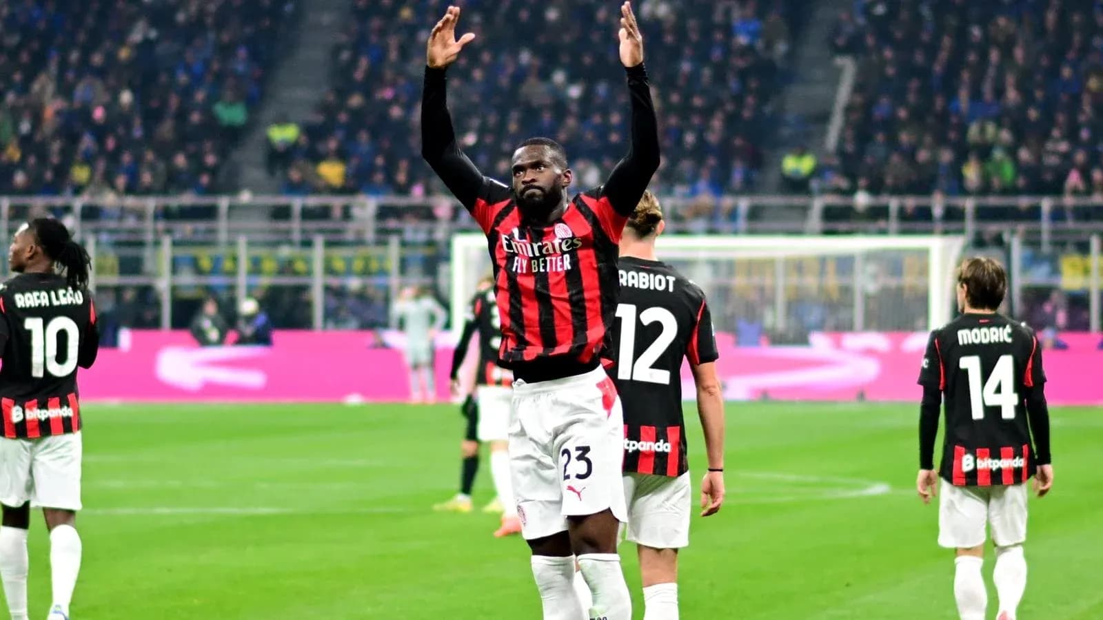 Joueur célébrant avec coéquipiers lors d'un match Joueur célébrant avec coéquipiers lors d'un match