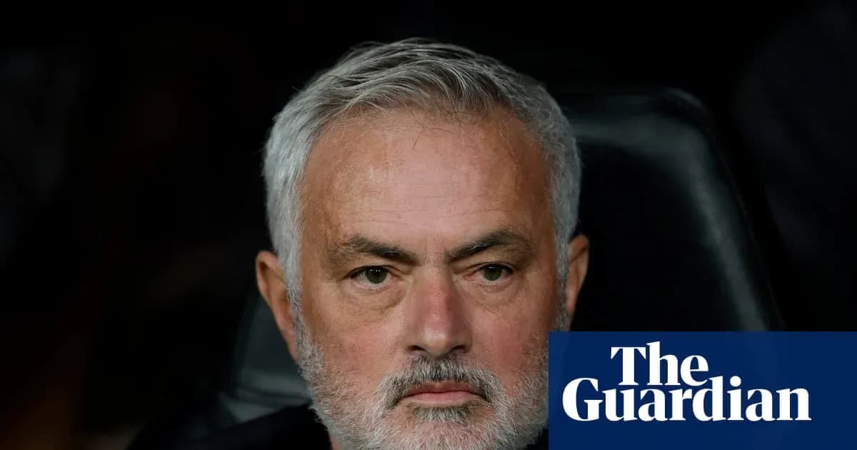 Entraîneur observant le match depuis le banc Entraîneur observant le match depuis le banc