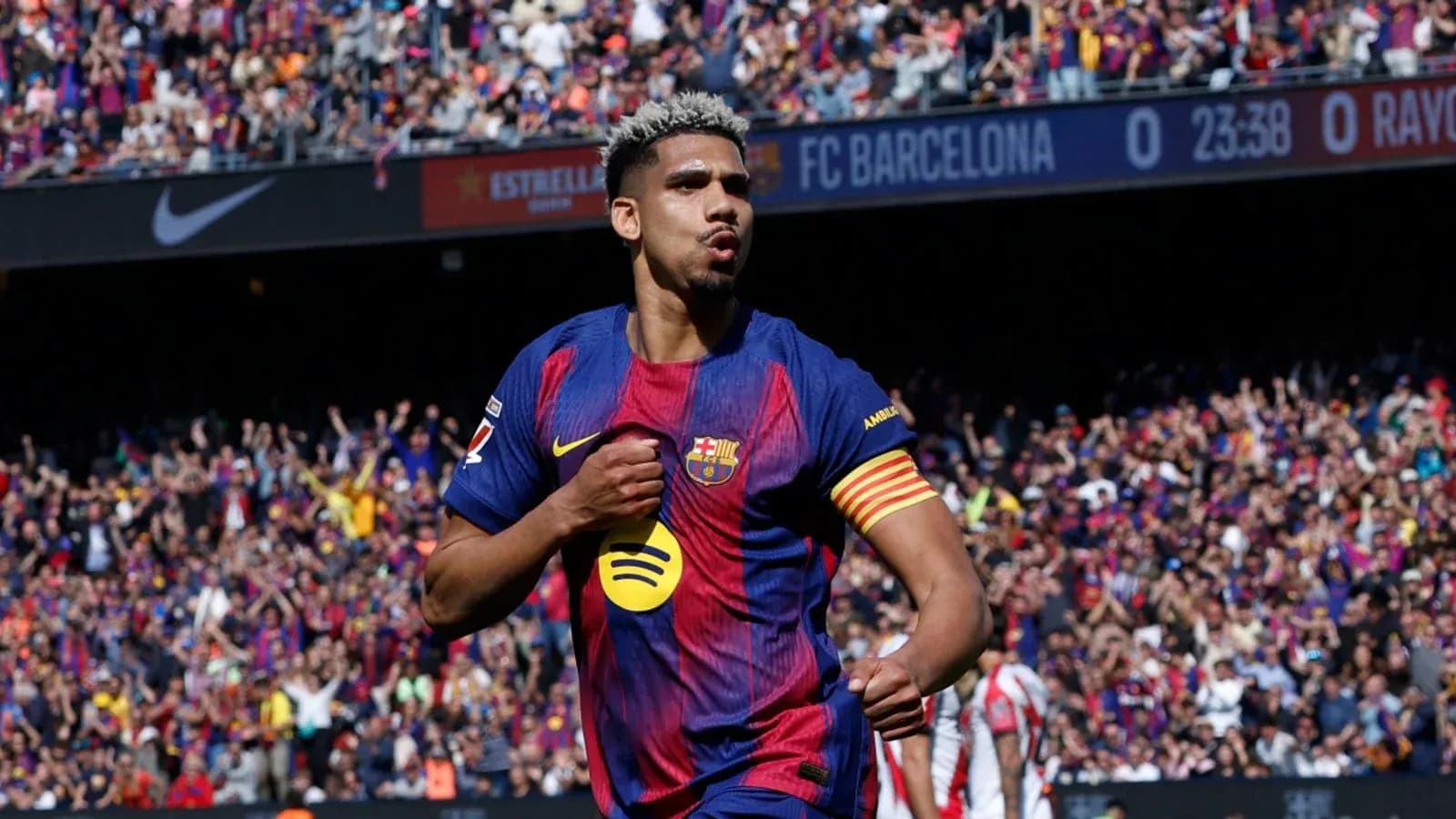 Joueur de Barcelone célébrant un but au Camp Nou Joueur de Barcelone célébrant un but au Camp Nou