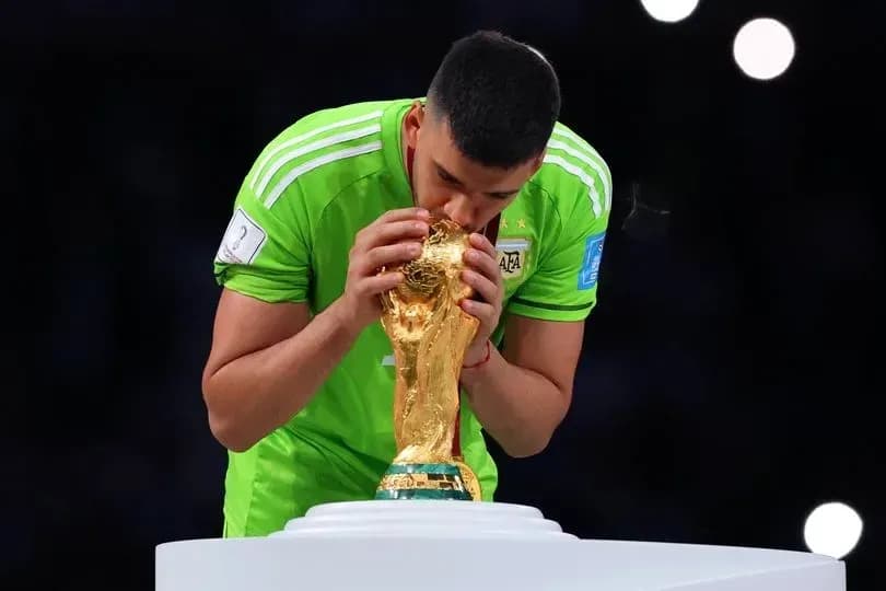 Gardien argentin embrassant le trophée de la Coupe du Monde Gardien argentin embrassant le trophée de la Coupe du Monde