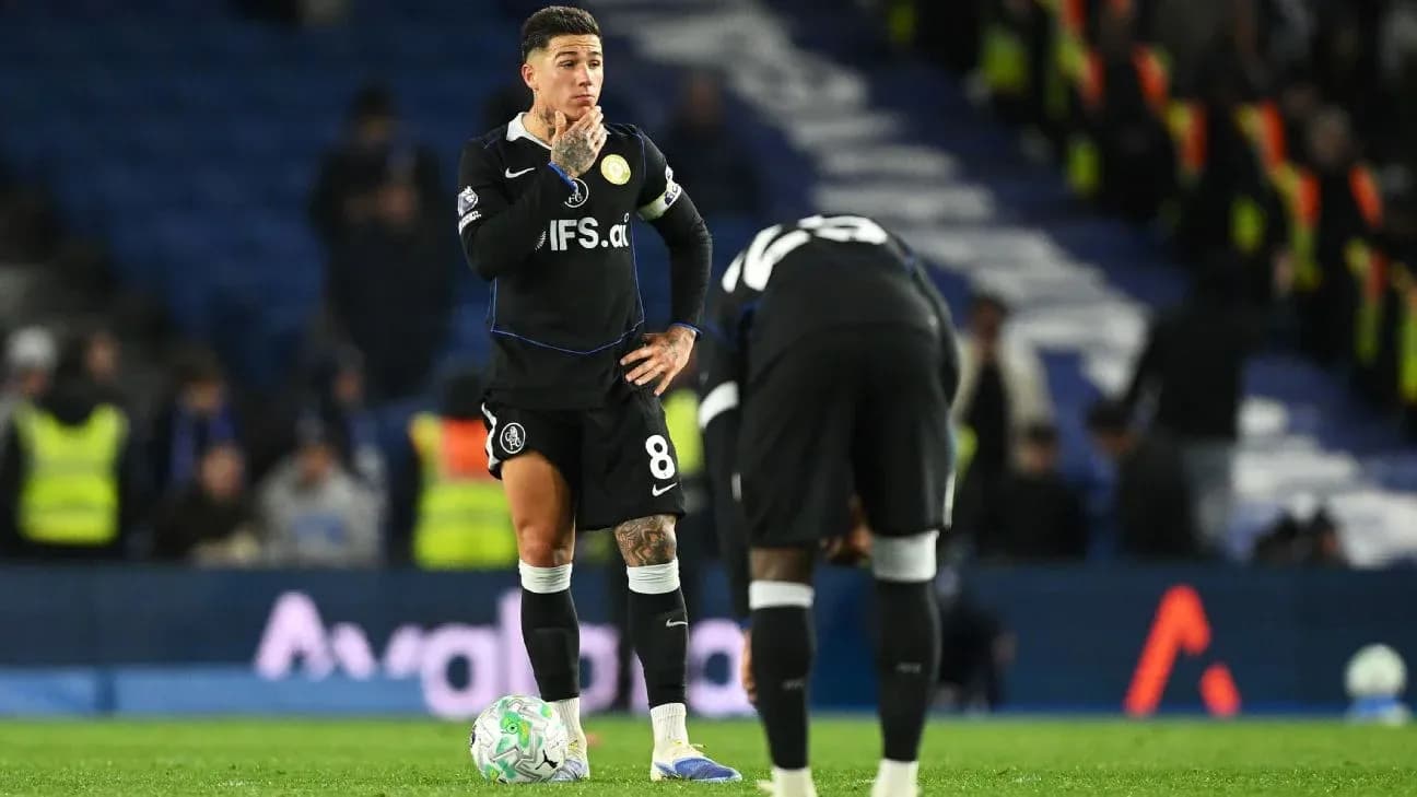 Joueur de Chelsea en attente de coup franc Joueur de Chelsea en attente de coup franc