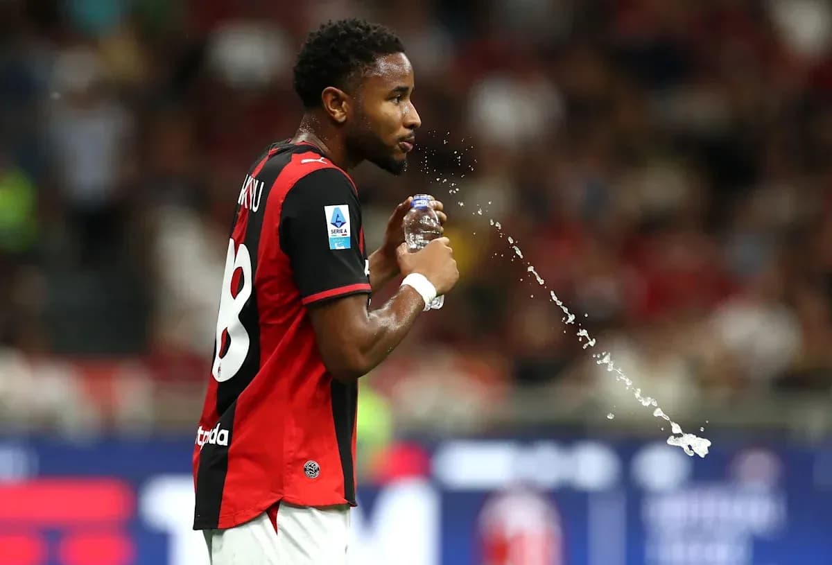 Joueur buvant de l'eau pendant un match Joueur buvant de l'eau pendant un match