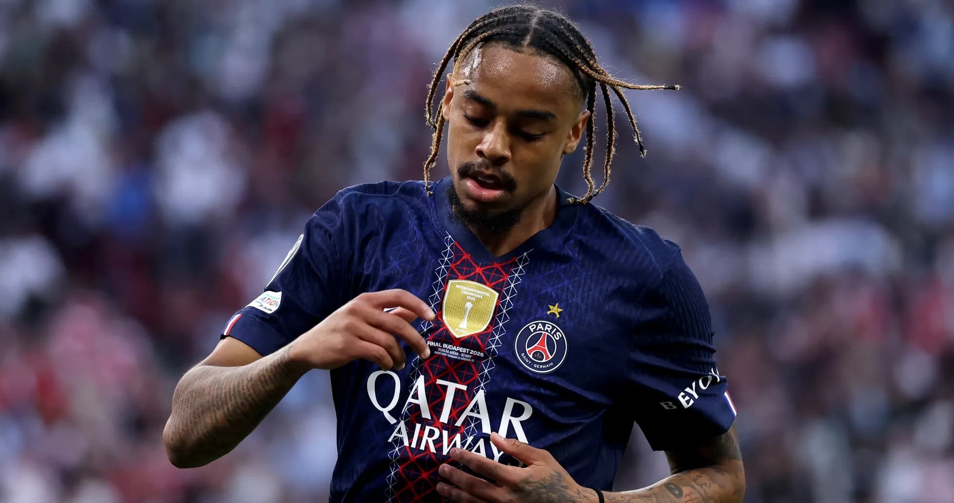 Joueur de PSG touchant son maillot pendant le match Joueur de PSG touchant son maillot pendant le match