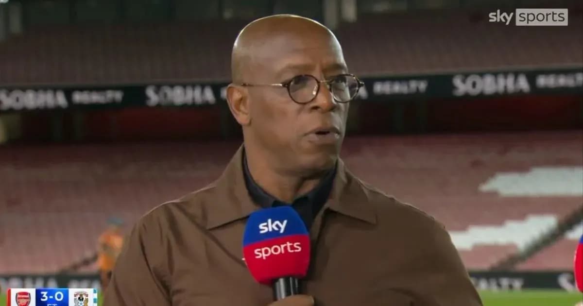 Analyste parlant en direct depuis le stade Analyste parlant en direct depuis le stade