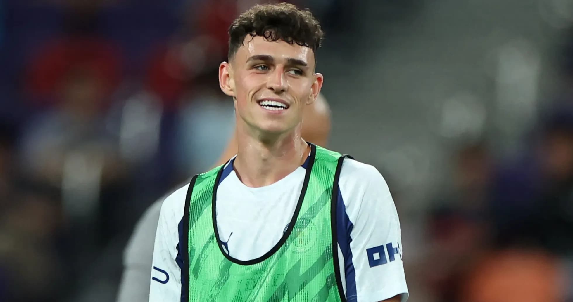 Joueur souriant en maillot d'entraînement sur le terrain Joueur souriant en maillot d'entraînement sur le terrain