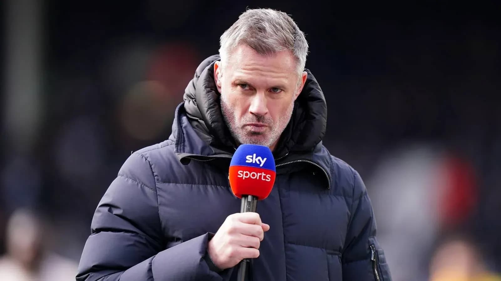 Commentateur tenant un micro Sky Sports en direct Commentateur tenant un micro Sky Sports en direct