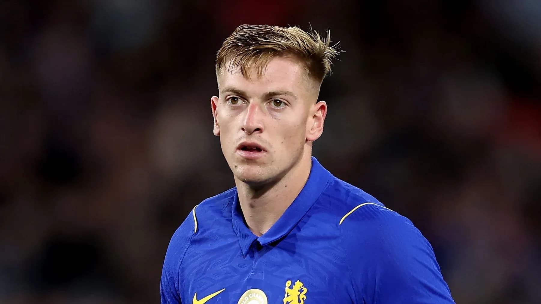 Joueur de Chelsea en maillot bleu sur le terrain Joueur de Chelsea en maillot bleu sur le terrain