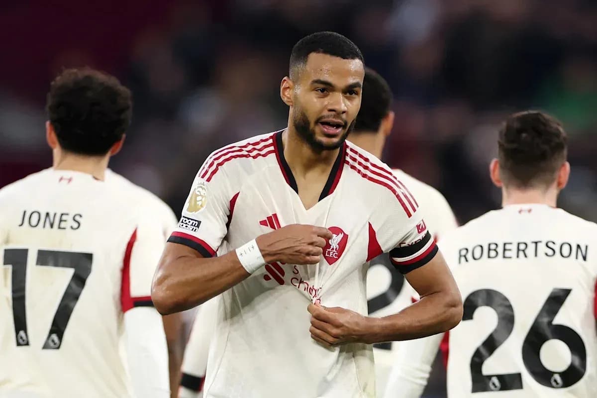 Joueur de Liverpool ajustant son maillot pendant un match Joueur de Liverpool ajustant son maillot pendant un match