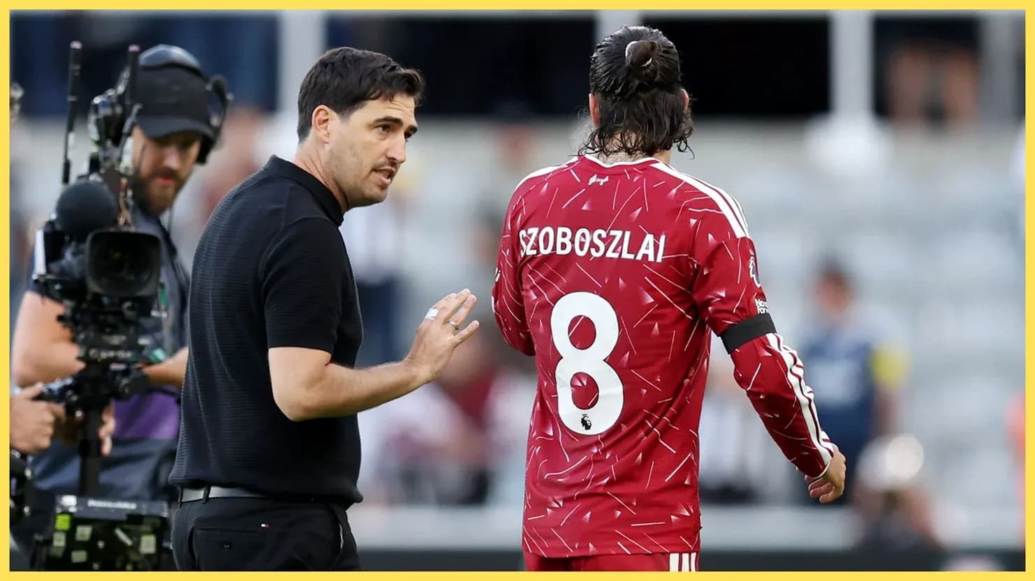 Entraîneur discutant avec le joueur Szoboszlai sur le terrain Entraîneur discutant avec le joueur Szoboszlai sur le terrain