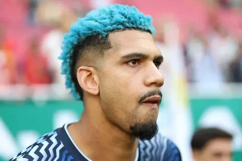 Joueur avec cheveux bleus avant le match Joueur avec cheveux bleus avant le match