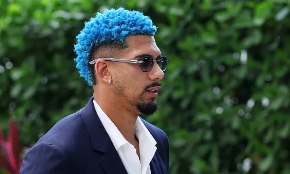 Homme avec cheveux bleus et lunettes de soleil Homme avec cheveux bleus et lunettes de soleil