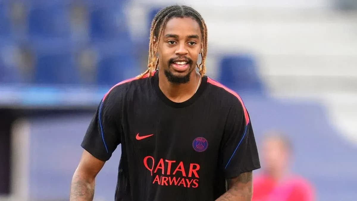 Joueur s'entraînant avec le maillot du PSG Joueur s'entraînant avec le maillot du PSG
