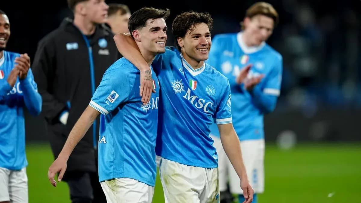 Deux joueurs de Naples célébrant une victoire Deux joueurs de Naples célébrant une victoire