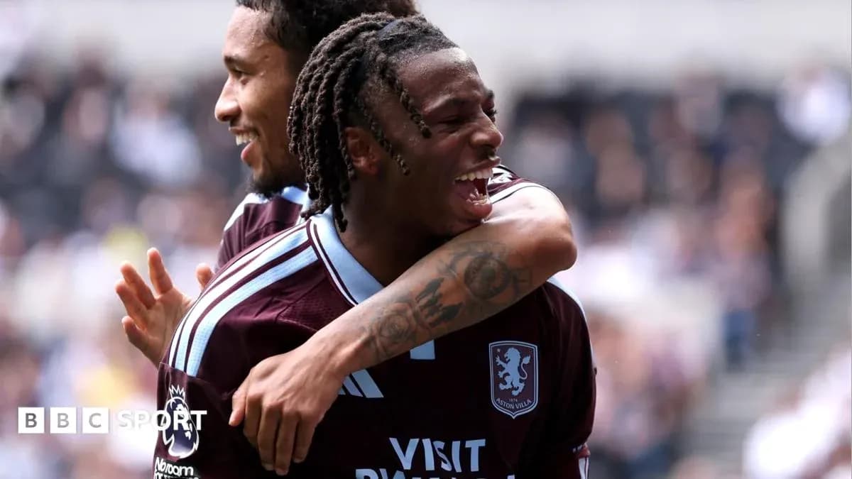 Joueurs d'Aston Villa célébrant un but ensemble Joueurs d'Aston Villa célébrant un but ensemble