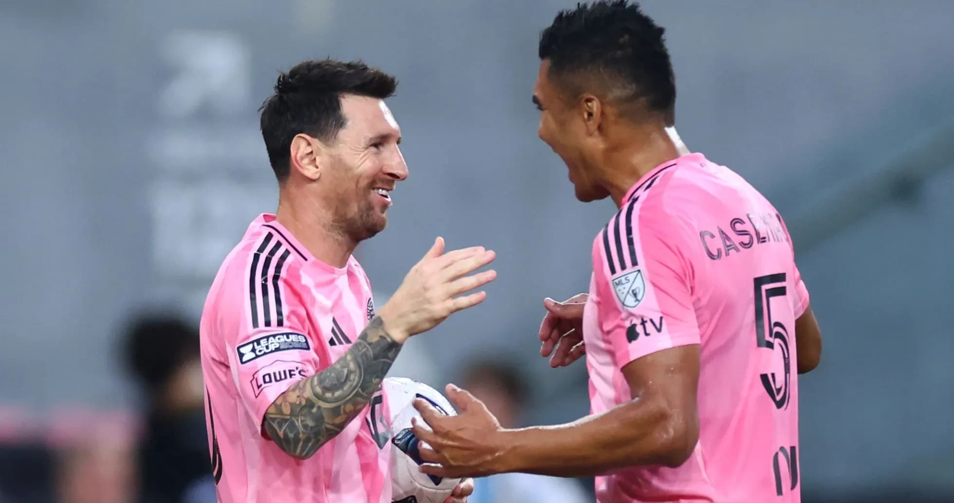 Joueurs célébrant ensemble après un but marqué Joueurs célébrant ensemble après un but marqué