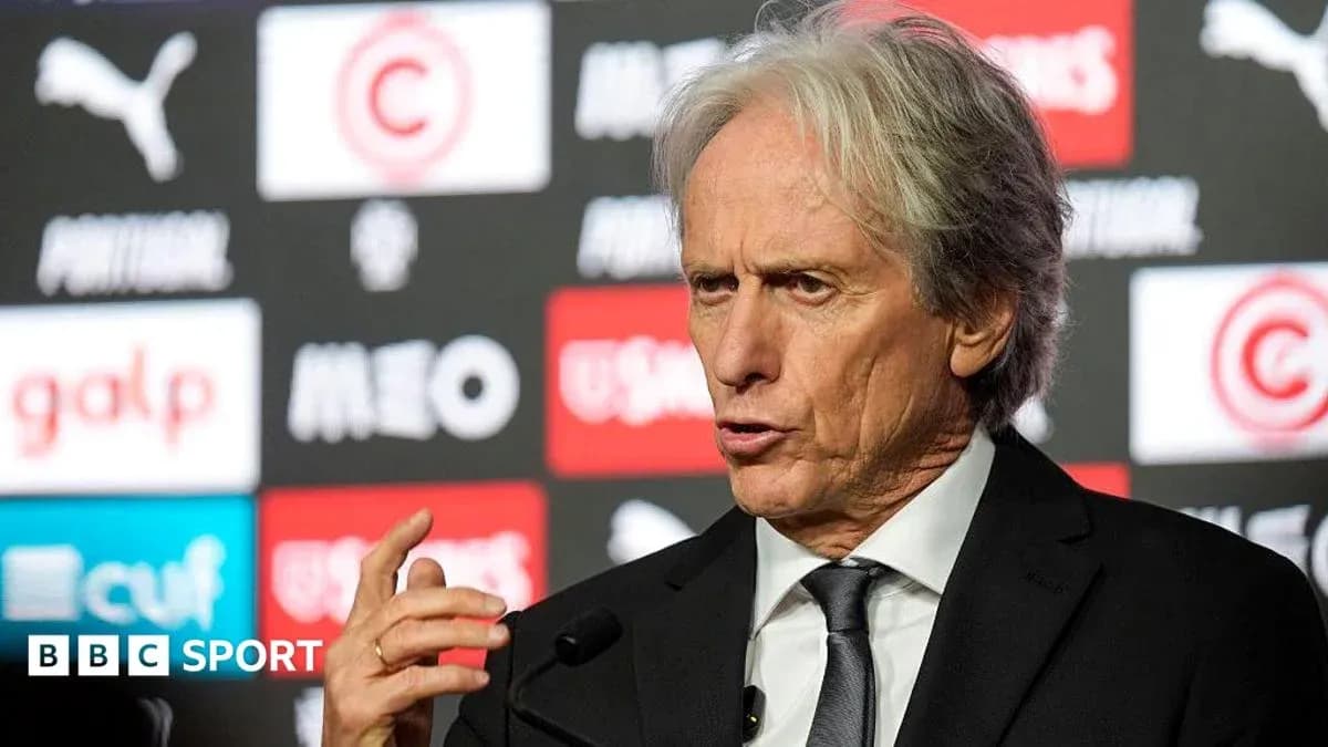 Entraîneur s'exprimant lors d'une conférence de presse Entraîneur s'exprimant lors d'une conférence de presse
