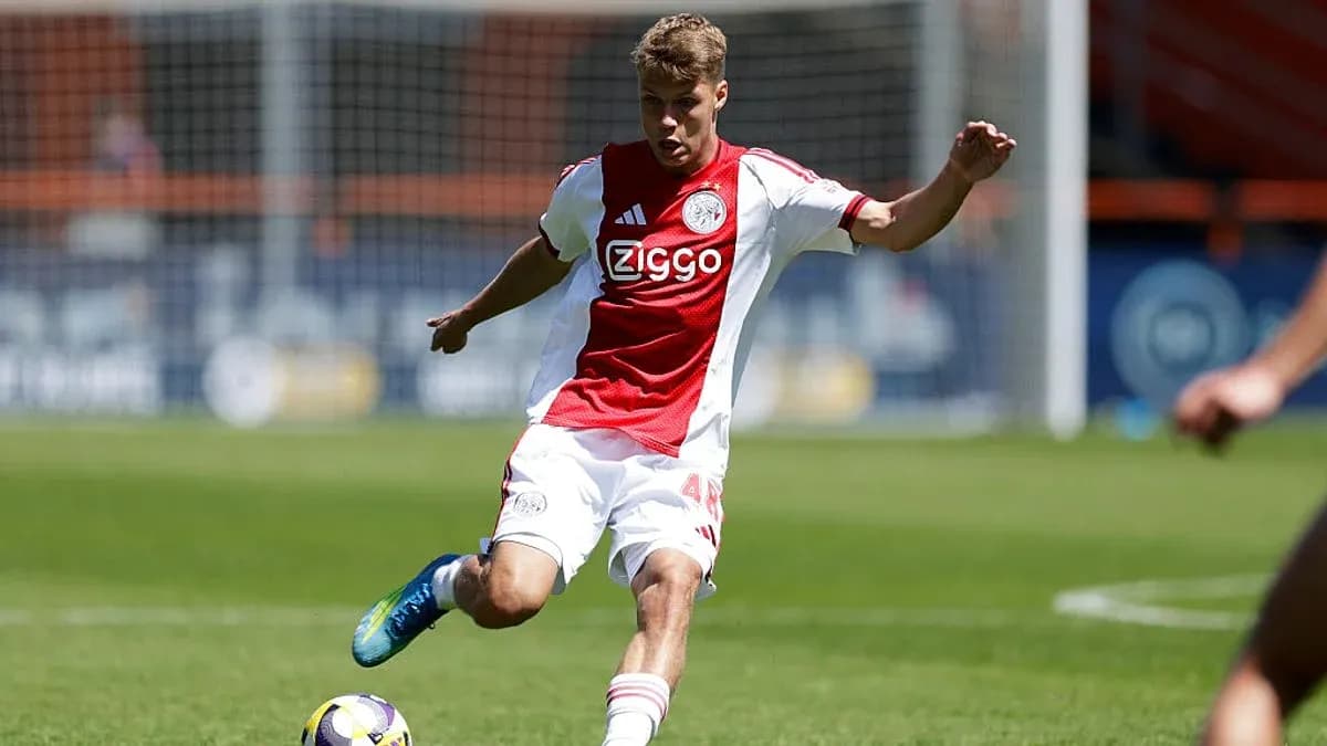 Joueur d'Ajax tirant le ballon sur le terrain Joueur d'Ajax tirant le ballon sur le terrain