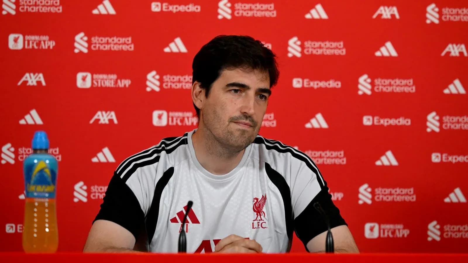 Entraîneur lors d'une conférence de presse à Liverpool Entraîneur lors d'une conférence de presse à Liverpool