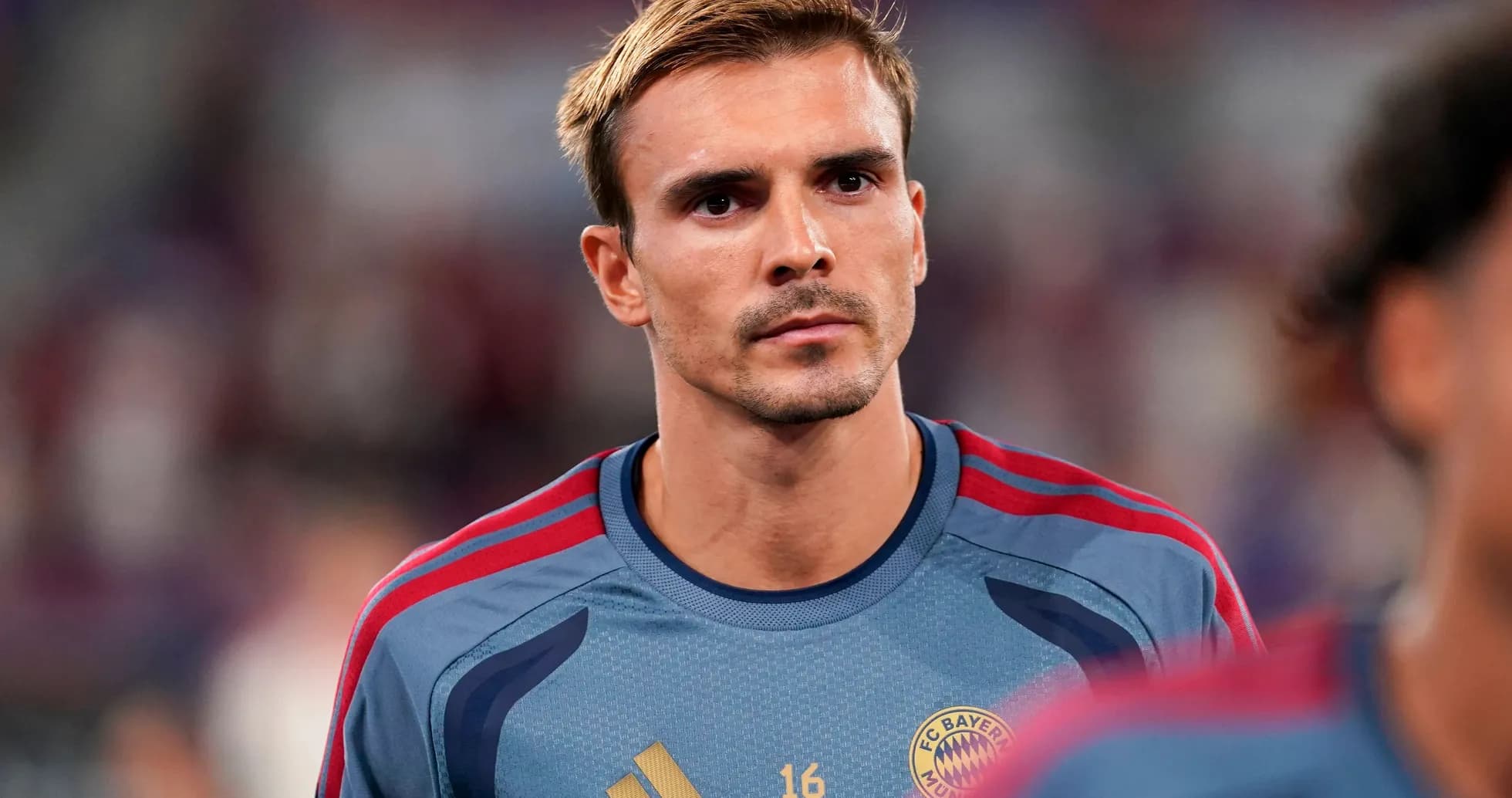 Joueur en tenue de FC Bayern Munich sur le terrain Joueur en tenue de FC Bayern Munich sur le terrain