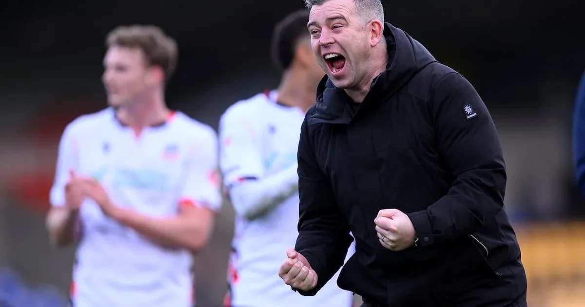 Entraîneur célébrant une victoire avec son équipe Entraîneur célébrant une victoire avec son équipe